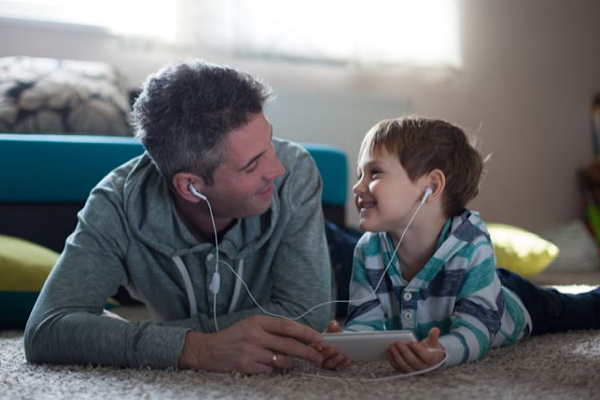 Escucha activa: una habilidad clave que se puede potenciar en familia